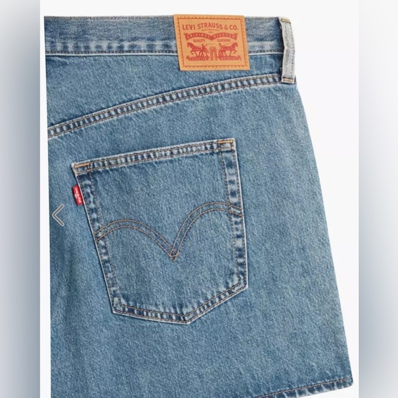 LEVI’S HIGH WAISTED MOM DENIM JEAN SHORTS MED WASH WOMENS 26W NEW WITH TAGS - Picture 3 of 9